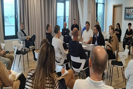 Seminar participants are sitting on chairs arranged in circles.