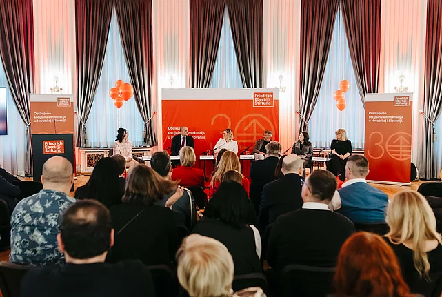 Fotografija proslave 30. obljetnice otvaranja FES-ovog ureda u Zagrebu.