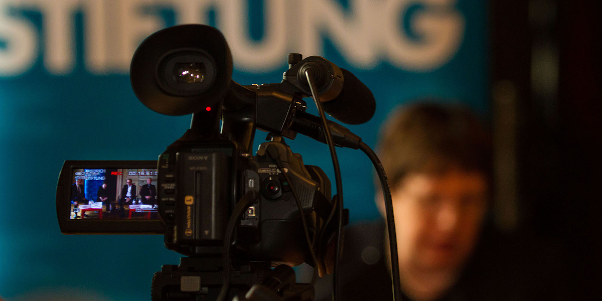 Fotografija televizijske kamere kako snima panel raspravu u organizaciji Zaklade Friedrich Ebert.